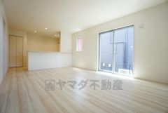 大きな窓のあるリビングは、陽光あふれる明るい空間です。居心地良く、ご家族皆がゆったり寛げる憩いの空間となりそうです。