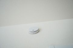 火災発生をいち早く知らせてくれる火災報知器は標準装備です。