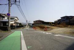 現地（2025年3月26日）撮影。住人以外の車の進入も少なく、小さなお子様を持つご家庭にも安心です。