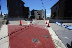 車の通り抜けができないので、小さな子供も安心して遊ばせることができます。