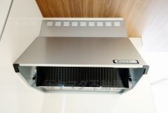 お手入れが簡単なスリム型レンジフードです。調理により発生する油煙や臭いを吸い込み、屋外へ排気してくれます。