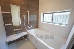 同仕様写真。1日の疲れを癒すくつろぎのバスルーム。足を伸ばしてもゆったりと入れるサイズです。お子様と一緒にお風呂に入っても狭くないですね^^