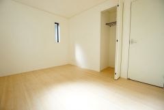 木目調のシンプルデザインで落ち着きと安らぎの空間に仕上げています。各部屋に収納が完備されているので、お荷物が増えても安心の設計です。