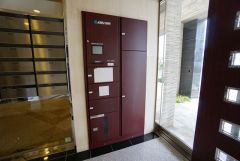 不在時でも荷物が受け取れる宅配ボックス完備。共働きの家庭や外出の多い方に便利。お子様の留守番中も安心ですね＾＾