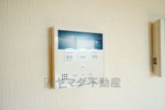 キッチン横からお湯張り、追い炊き、足し湯がボタン一つで楽々操作できる給湯機リモコンです。忙しい夕飯準備の時間帯に重宝しますね。