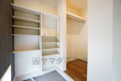 壁一面に設けた大容量のシューズクローゼットは実用性と機能性を兼ね備えています。急な来客でも、いつも整頓された玄関でお出迎えができます。