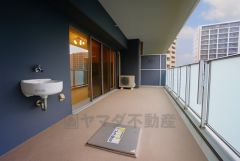 家族全員分の布団もゆったり並べられる広々バルコニー。イスとテーブルを置いてオープンテラスとしても楽しめます。