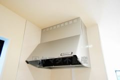 お手入れが簡単なスリム型レンジフードです。調理により発生する油煙や臭いを吸い込み、屋外へ排気してくれます。