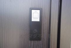 お子様を抱っこしながら簡単に開けられるのが便利なスマートキー。