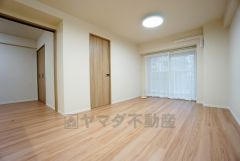 大きな窓のあるリビングは、陽光あふれる明るい空間です。居心地良く、ご家族皆がゆったり寛げる憩いの空間となりそうです。