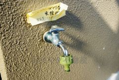 バルコニーに外水栓付き。庭掃除や植物への水やり、お子様用のプールなど大活躍すること間違いなし。