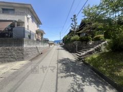 住人以外の車の進入も少なく、小さなお子様を持つご家庭にも安心です。大型車の通行が少なく、騒音や振動が少ないので静かで快適な生活を送れます。