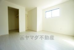 寛ぎの時間を紡ぎだす主寝室は、大型ベッドを置いても余裕の広さを確保しています。