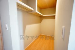 収納力豊富なウォークインクローゼット。洋服や小物などを1箇所にまとめて美しい収納を実現します。スーツケースのような大型の荷物も置けます＾＾