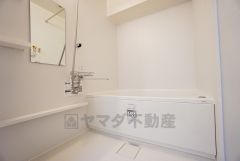 1日の疲れを癒すくつろぎのバスルーム。足を伸ばしてもゆったりと入れるサイズです。お子様と一緒にお風呂に入っても狭くないですね^^