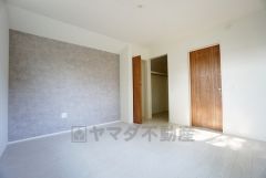 ご夫婦お二人のプライベートシーンを演出する寝室は、大容量のウォークインクローゼット付き。