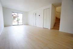 大きな窓のあるリビングは、陽光あふれる明るい空間です。居心地良く、ご家族皆がゆったり寛げる憩いの空間となりそうです。