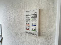 浴室暖房乾燥機には、暖房、乾燥、涼風、換気の4つの機能が付いています。タイマー付き。