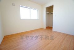 木目調のシンプルデザインで落ち着きと安らぎの空間に仕上げています。各部屋に収納が完備されているので、お荷物が増えても安心の設計です。