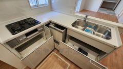 カウンタートップは耐熱性に優れており、日ごろのお掃除もふき取るだけでＯＫ。