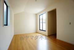 寛ぎの時間を紡ぎだす主寝室は、大型ベッドを置いても余裕の広さを確保しています。
