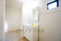 三面鏡つき洗面台。鏡裏にたっぷりとした収納スペースがあります。鏡を閉めてしまえば小物は見えないため、スッキリとした印象の洗面台にできます。