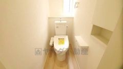 温水洗浄機付トイレです。節水機能もあるので、安心して使えますね。もちろん、1階2階の2ヶ所にトイレがあるので、忙しい朝にもゆとりができますね。