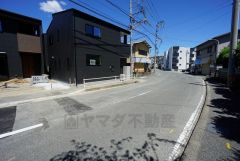 前面道路は広く、車同士がすれ違うスペースが十分にあります。落ち着いた住宅地内で快適な生活を実現してみませんか＾＾