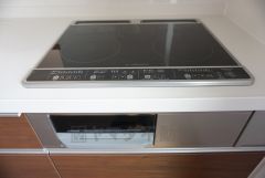 同仕様写真。汚れてもサッとふける、お手入れのしやすいIHクッキングヒーター。オール電化なので経済的です。