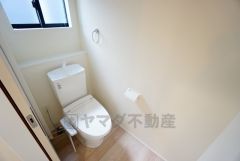 温水洗浄機付トイレです。節水機能もあるので、安心して使えますね。もちろん、1階2階の2ヶ所にトイレがあるので、忙しい朝にもゆとりができますね。