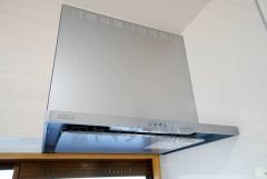 お手入れが簡単なスリム型レンジフードです。調理により発生する油煙や臭いを吸い込み、屋外へ排気してくれます。