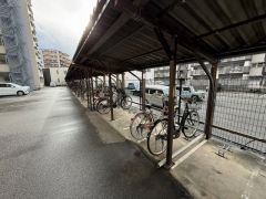 駐輪場スペースは広々としており、ゆったりと駐車出来そうですね＾＾月200円（一台）。快適な新生活を始めませんか＾＾