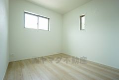 2面採光を確保した明るい室内は、風通しも良く、大変居心地の良い空間となっております。爽やかな風を感じて起きる朝は、快適生活の始まりに。