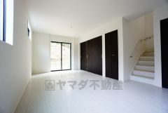 大きな窓のあるリビングは、陽光あふれる明るい空間です。居心地良く、ご家族皆がゆったり寛げる憩いの空間となりそうです。