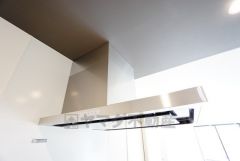 風量が弱・強と切替え可能なレンジフードが調理中の煙をしっかり吸い込みます。手元を照らすライト付きです。