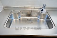 広々としたステンレスシンクには、洗剤やスポンジを収納出来るラック付き。広さも確保しているので、大きなお鍋も洗いやすいです。
