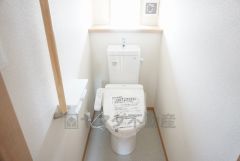 同仕様写真。温水洗浄機付トイレです。節水機能もあるので、安心して使えますね。もちろん、1階2階の2ヶ所にトイレがあるので、忙しい朝にもゆとりができますね。