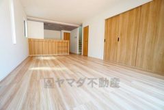 リビングは広々とした設計で、家族が集い、寛ぐ暮らしの空間を演出しています。思い思いの時間を過ごしたり、家族みんなで食事をしたり、素敵な団らんの場になりますね。