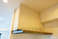 お手入れが簡単なスリム型レンジフードです。調理により発生する油煙や臭いを吸い込み、屋外へ排気してくれます。