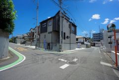前面道路幅員6メートルで車が停めやすい環境。日当たり、風通し良好です。