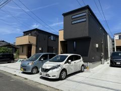 シンプルでいつまでも飽きのこないデザインが周囲の環境に調和し、どんなご家族にもフィットするデザインです。