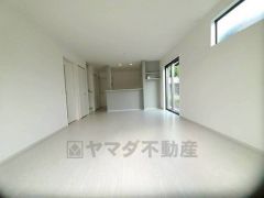 大きな窓のあるリビングは、陽光あふれる明るい空間です。居心地良く、ご家族皆がゆったり寛げる憩いの空間となりそうです。