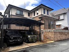 カーポート付き。大切な愛車を雨風や雪、紫外線などから守ってくれます。車が汚れにくく、面倒な洗車回数も減少します。