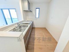 リビングにいるお子様を見守りながらお料理ができる対面キッチン。カウンタートップの汚れもサッと拭き取ることができ、お掃除ラクラク＾＾