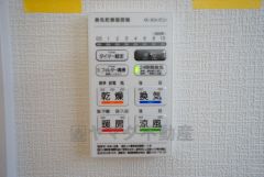 浴室暖房乾燥機付き。天候に左右されず、いつでも好きなときに洗濯物を干せるので、仕事や家事で忙しい方に重宝します。