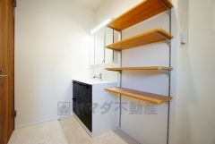 三面鏡つき洗面台。鏡裏にたっぷりとした収納スペースがあります。鏡を閉めてしまえば小物は見えないため、スッキリとした印象の洗面台にできます。