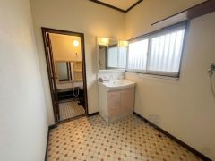 三面鏡つき洗面台。鏡裏にたっぷりとした収納スペースがあります。鏡を閉めてしまえば小物は見えないため、スッキリとした印象の洗面台にできます。