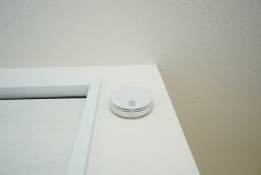 火災報知器が設置されていることで、火災の発生をいち早く感知し、就寝中や留守中でも素早く危険を知らせてくれるため、家族の安全を確保し被害を最小限に抑えられます。