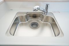 同仕様写真。広々とした凸型シンクに洗剤ポケットを標準装備。大きなお鍋など洗いやすいです。
