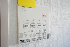 雨の日の洗濯も安心できる浴室暖房乾燥機付き浴室。リモコンで操作もボタン1つで簡単。